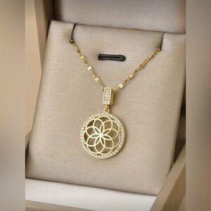 Gold Tone Pendant Necklace